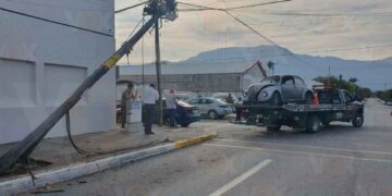 Conductor omite alto, impacta a vochito y lo lanza contra poste en Ciudad Victoria
