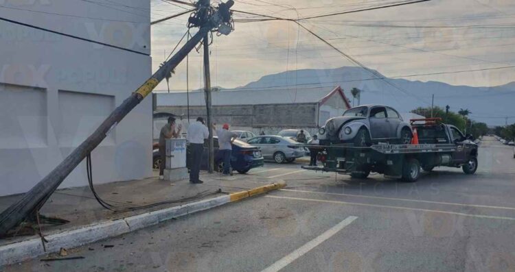 Conductor omite alto, impacta a vochito y lo lanza contra poste en Ciudad Victoria