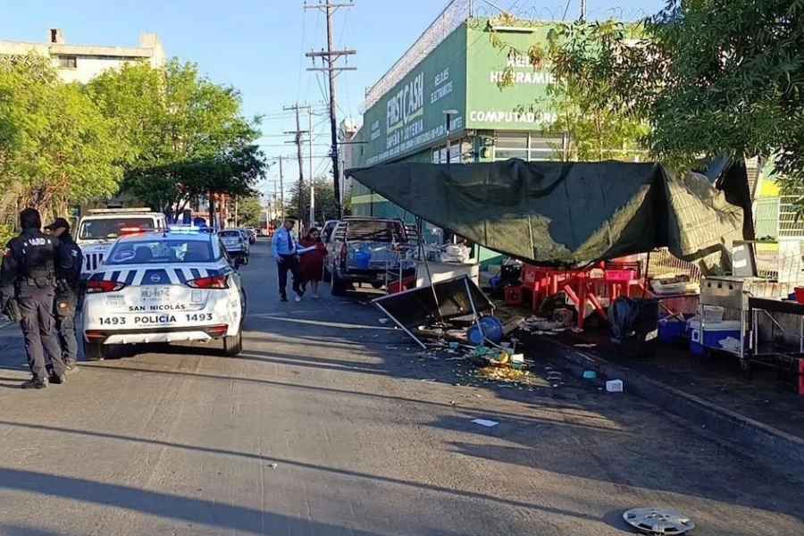 Conductor se estrella contra un puesto de tacos en San Nicolás, Nuevo León; hay un herido