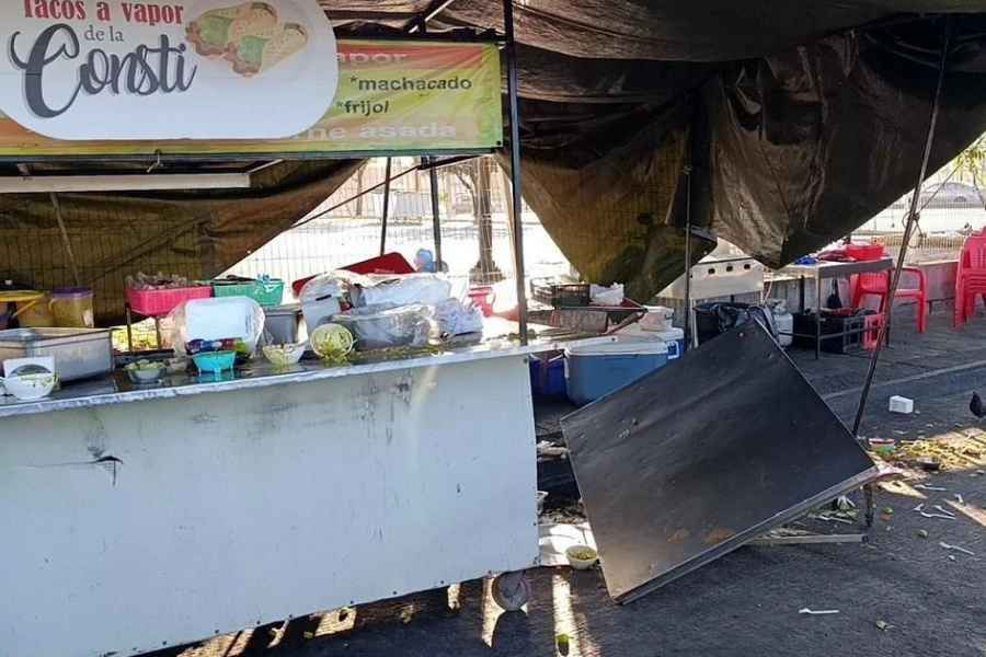 Conductor se estrella contra un puesto de tacos en San Nicolás, Nuevo León; hay un herido