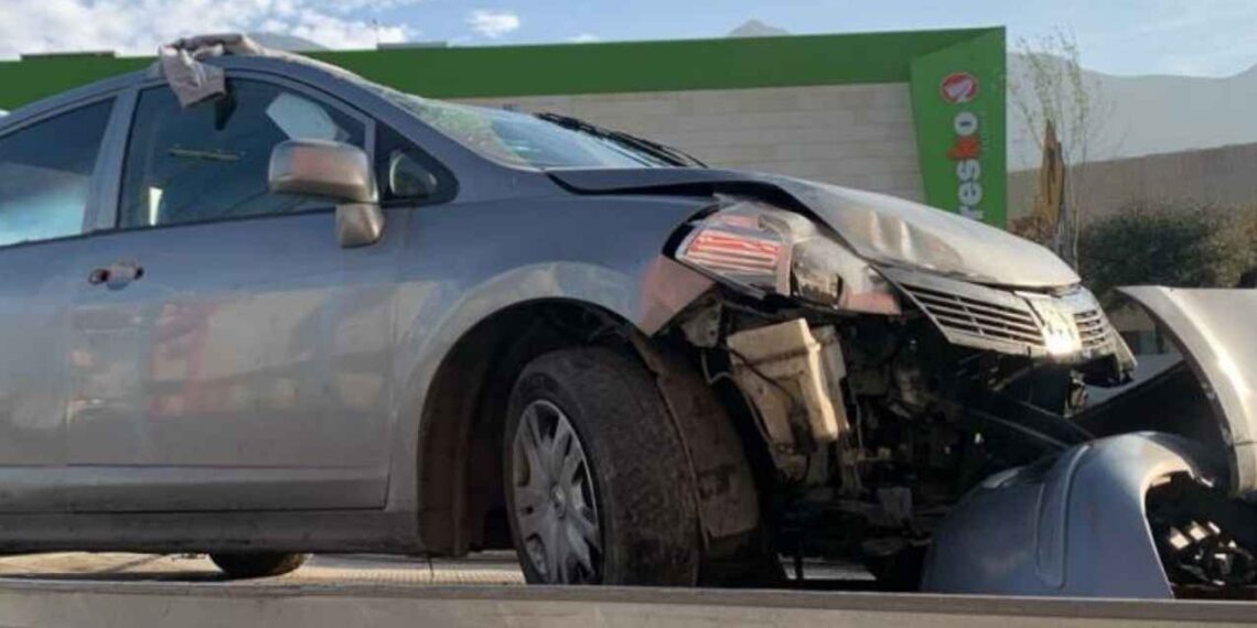 Conductor se queda dormido al volante y vuelca en la carretera Nacional de Monterrey, Nuevo León