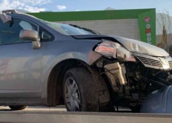 Conductor se queda dormido al volante y vuelca en la carretera Nacional de Monterrey, Nuevo León