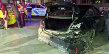 Conductor se queda sin frenos y choca contra un automóvil en el centro de Monterrey