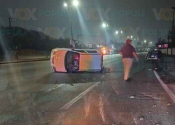 Conductor vuelca su auto por exceso de velocidad en Altamira, Tamaulipas