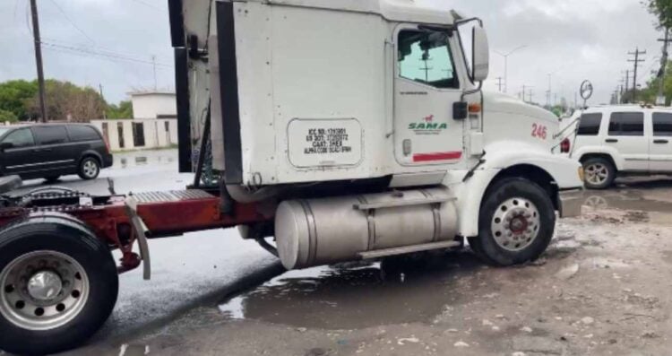 Conductora choca contra tráiler al cambiar de carril en Matamoros