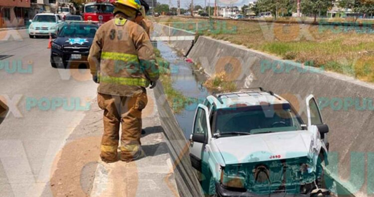 Mujer camioneta canal Tampico