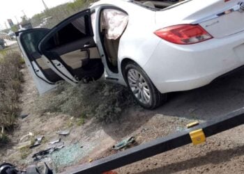 Conductora pierde el control y choca contra semáforo en Reynosa, Tamaulipas