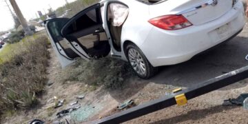 Conductora pierde el control y choca contra semáforo en Reynosa, Tamaulipas