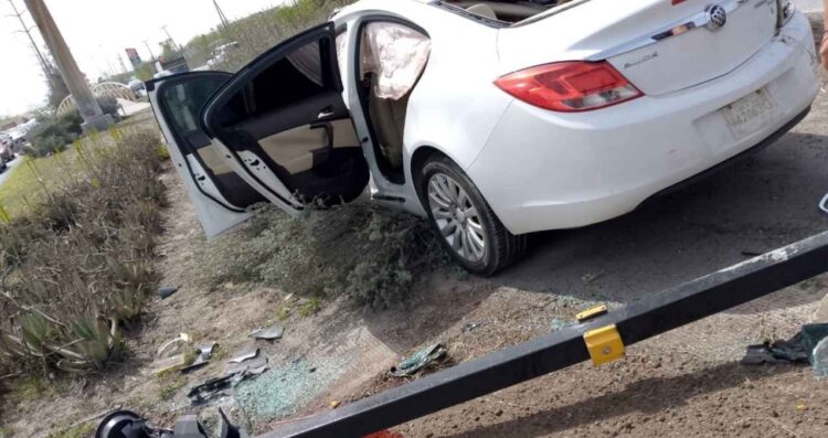 Conductora pierde el control y choca contra semáforo en Reynosa, Tamaulipas