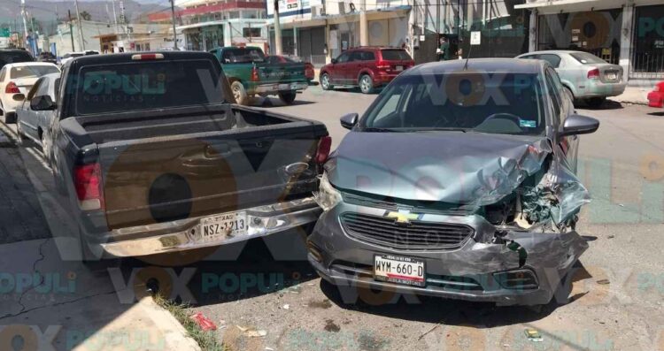 Dama omite alto y provoca 'carambolazo' en pleno cruce de Ciudad Victoria