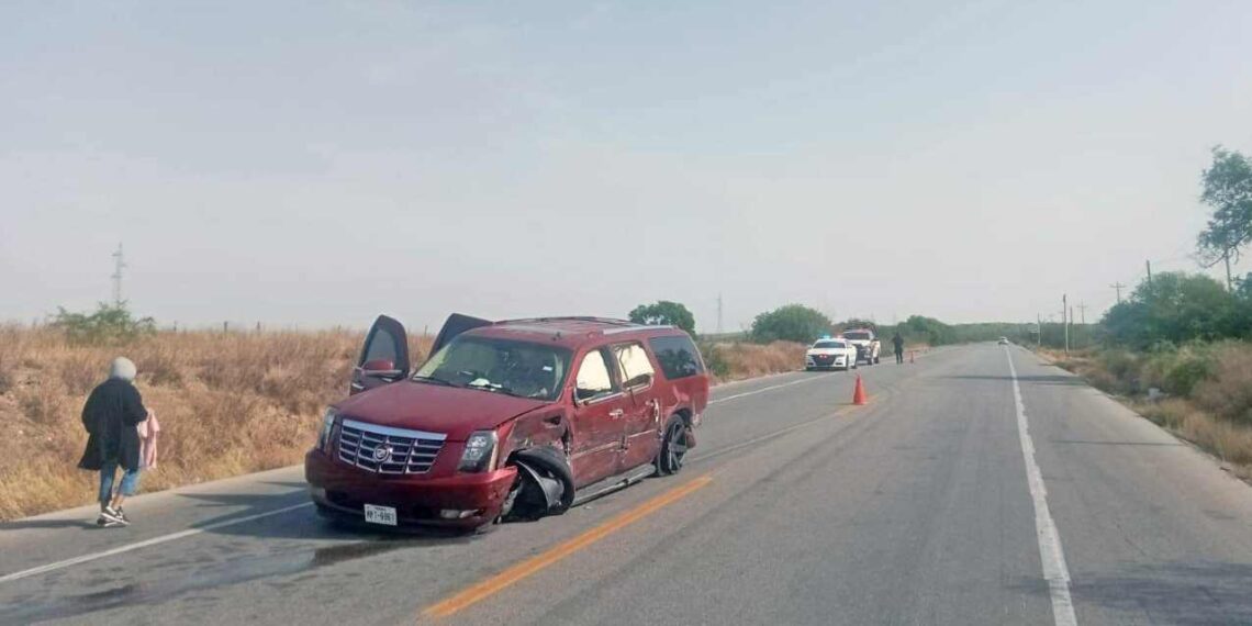 Daños materiales deja choque entre camioneta y tráiler en Cruillas, Tamaulipas