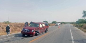 Daños materiales deja choque entre camioneta y tráiler en Cruillas, Tamaulipas