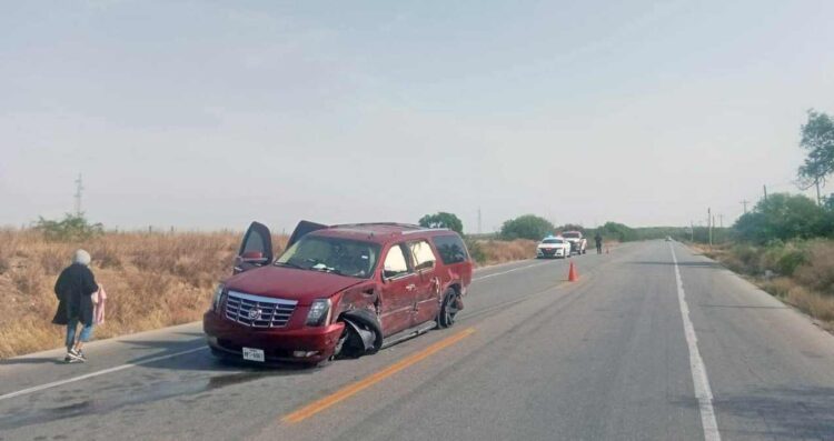 Daños materiales deja choque entre camioneta y tráiler en Cruillas, Tamaulipas