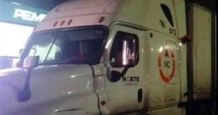 Delincuentes roban 3 mil cajas de galletas a trailero en Monterrey N.L.