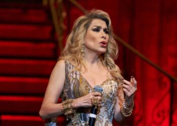 Dulce revive en el escenario a través de un emotivo homenaje con holograma