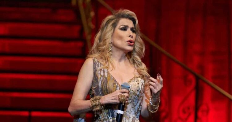 Dulce revive en el escenario a través de un emotivo homenaje con holograma
