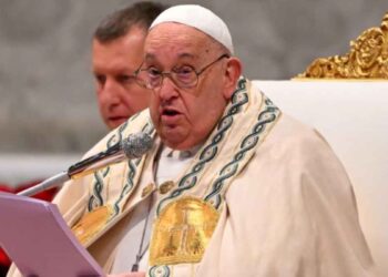 El papa Francisco comparte su primera foto desde el hospital y agradece las oraciones
