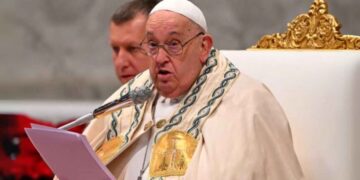 El papa Francisco comparte su primera foto desde el hospital y agradece las oraciones