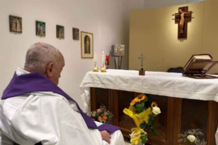 El papa Francisco comparte su primera foto desde el hospital y agradece las oraciones
