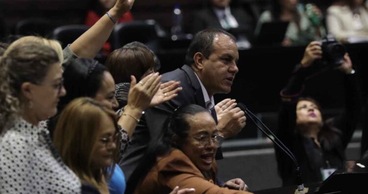 Entre gritos y reclamos, presentan ley antifuero tras salvar a Cuauhtémoc Blanco