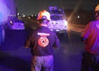 Escobedo: Conductor fallece al chocar y quedar debajo de un tráiler