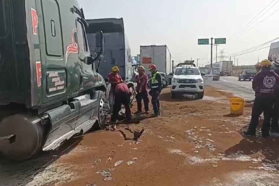 Escobedo: Fuerte accidente entre tráileres y un vehículo en el Libramiento Noreste deja a un conductor herido
