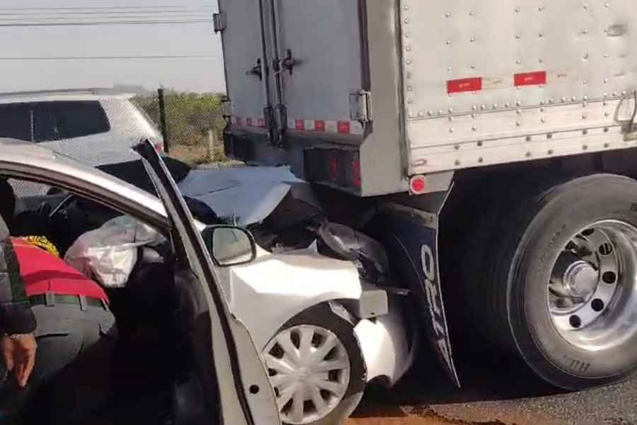 Escobedo: Fuerte accidente entre tráileres y un vehículo en el Libramiento Noreste deja a un conductor herido