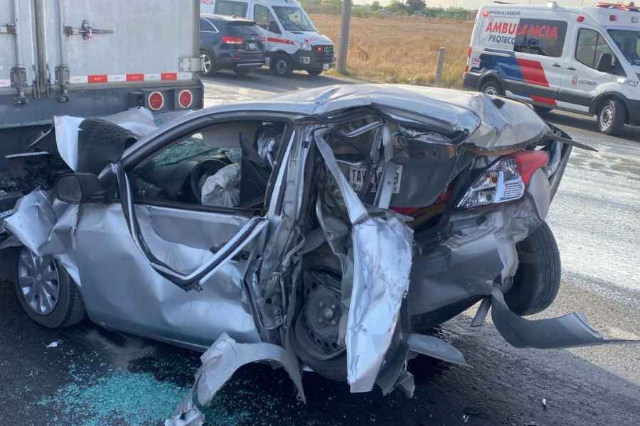 Escobedo: Fuerte accidente entre tráileres y un vehículo en el Libramiento Noreste deja a un conductor herido