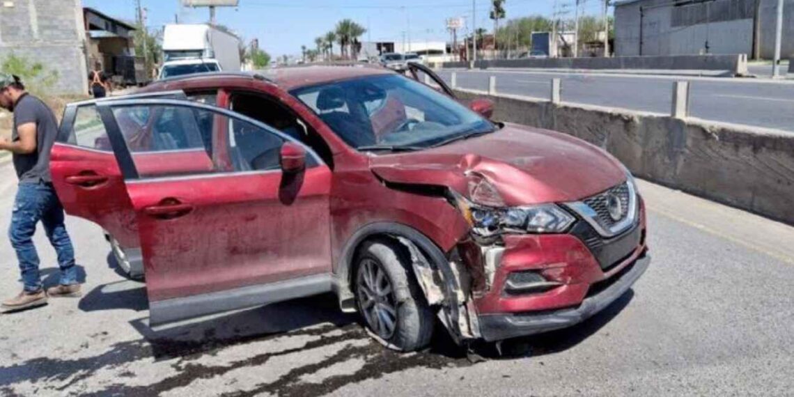 Familia protagoniza fuerte choque contra tráiler en Nuevo Laredo, Tamaulipas