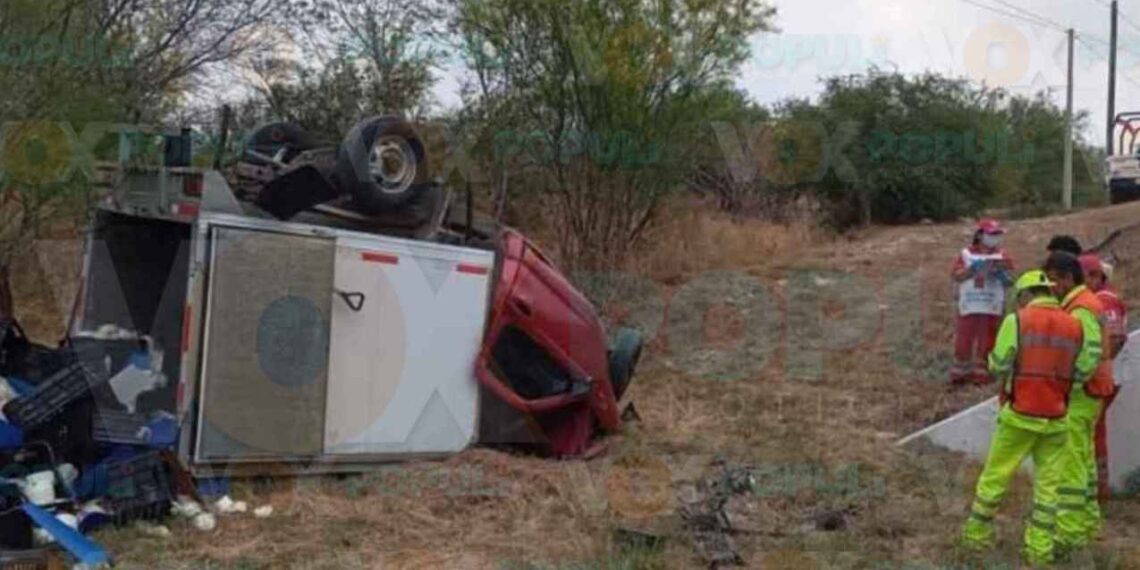 Fatal volcadura en la carretera Victoria-Zaragoza comerciante muere y otro queda herido