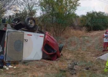 Fatal volcadura en la carretera Victoria-Zaragoza comerciante muere y otro queda herido