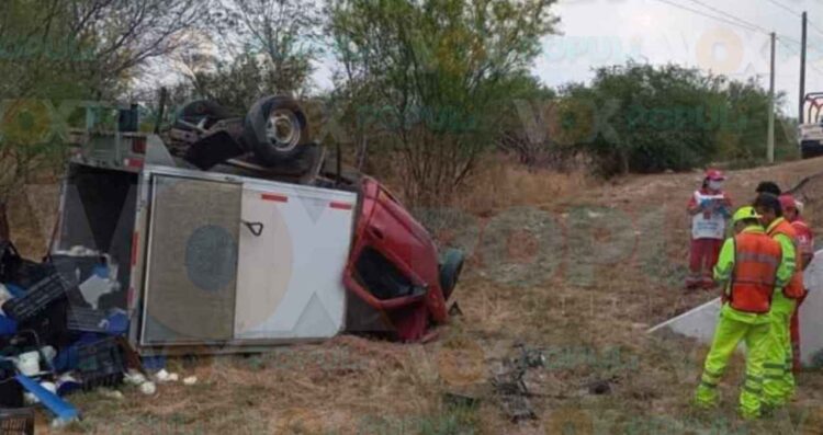 Fatal volcadura en la carretera Victoria-Zaragoza comerciante muere y otro queda herido