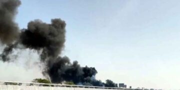 Fuego consume terreno baldío en Guadalupe, Nuevo León