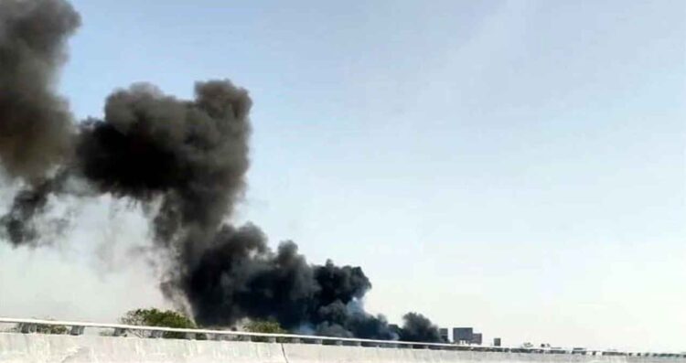Fuego consume terreno baldío en Guadalupe, Nuevo León