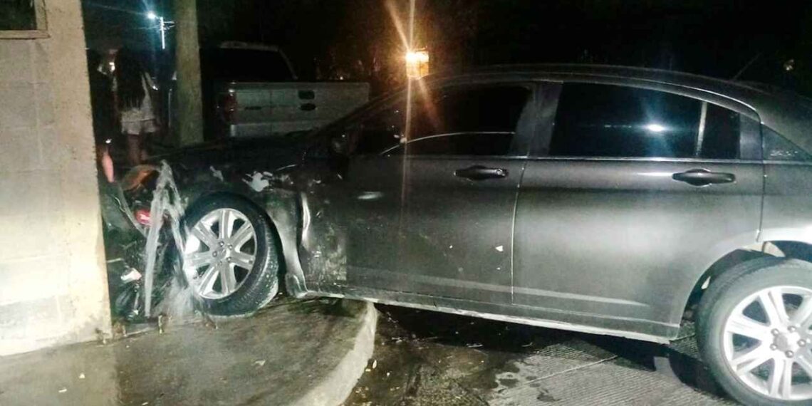 Fuerte choque entre damas, deja daños materiales en Nuevo Laredo, Tamaulipas