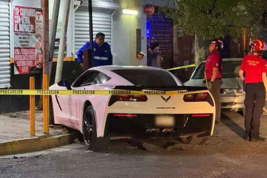 Fuerte choque entre un vehículo Corvette y una camioneta Jeep deja diversos daños en Monterrey