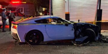 Fuerte choque entre un vehículo Corvette y una camioneta Jeep deja diversos daños en Monterrey