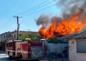 Fuerte incendio arrasa con casa habitación en Reynosa, Tamaulipas