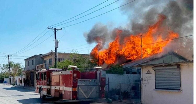 Fuerte incendio arrasa con casa habitación en Reynosa, Tamaulipas