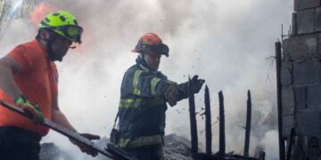 Fuerte incendio consume tarimera en Santa Catarina, Nuevo León