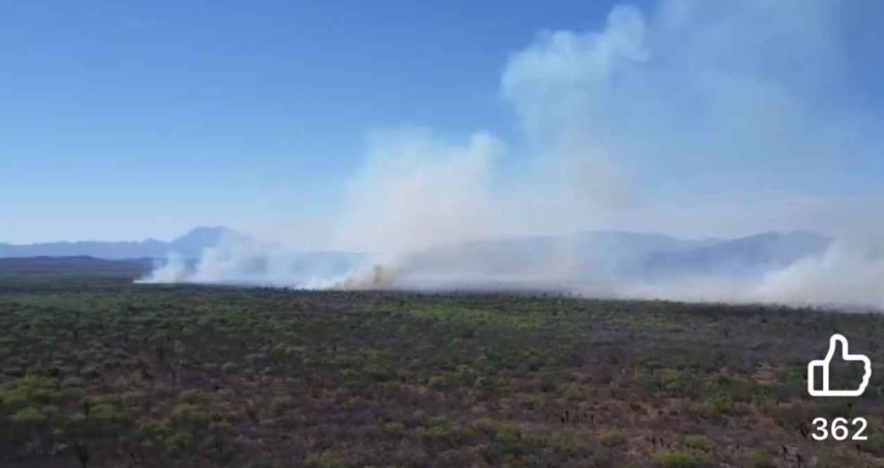 Fuerte incendio provoca cierre de la vialidad en la Carretera Libre a Nuevo Laredo