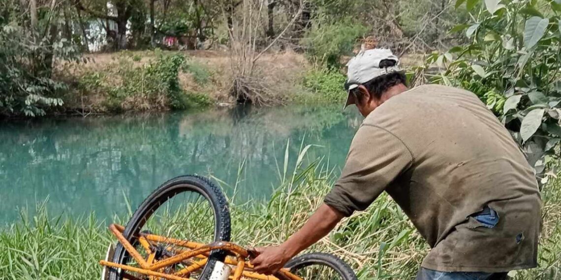 Hombre cae con su triciclo al canal de riego en Mante, Tamaulipas