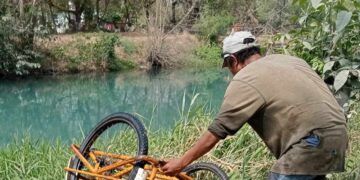 Hombre cae con su triciclo al canal de riego en Mante, Tamaulipas
