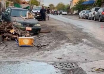 Hombre cae en una alcantarilla mientras limpiaba basura en Reynosa, Tamaulipas