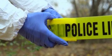 Hombre mata a su esposa frente a su hijo y huye en Guadalupe, Nuevo León; autoridades lo buscan