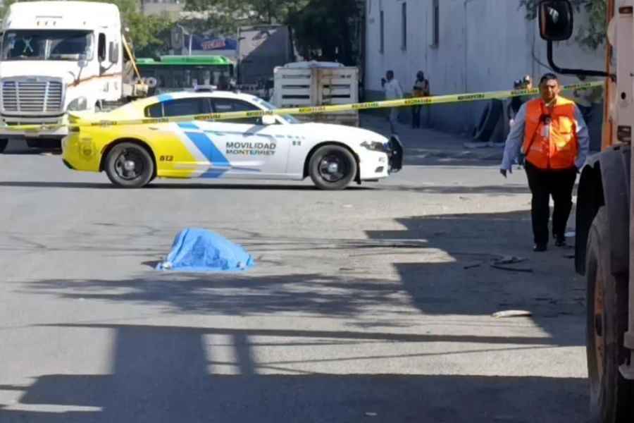 Conductor atropella y mata a un masculino en Monterrey