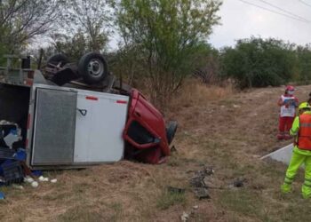 Hombre pierde la vida tras volcar camioneta con lácteos en la carretera Zaragoza-Victoria