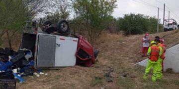 Hombre pierde la vida tras volcar camioneta con lácteos en la carretera Zaragoza-Victoria