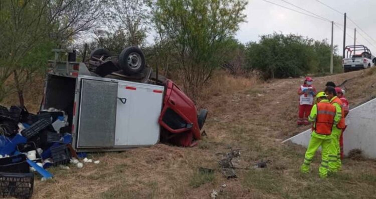 Hombre pierde la vida tras volcar camioneta con lácteos en la carretera Zaragoza-Victoria