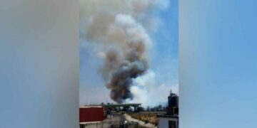 Incendio de pastizal moviliza a equipos de emergencia en Ecatepec, Edomex